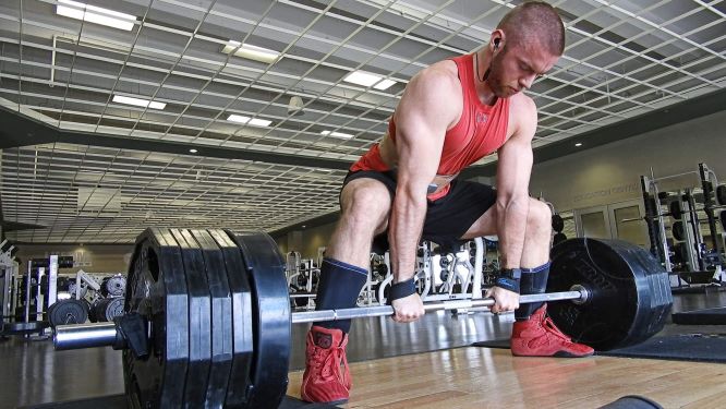 Kyle Blandford setting up for a heavy deadlift